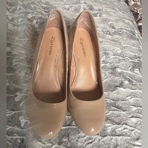 Zigi soho size 10, nude patent, leather wedge